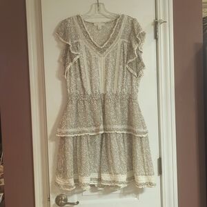 CHELSEA & VIOLET dress. Size Large. Beige.